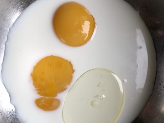 芝麻玉米粉蒸蛋糕,牛奶，玉米油和蛋黄放入无水无油的容器内，搅拌均匀