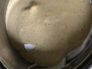 芝麻玉米粉蒸蛋糕,然后再将拌匀的蛋黄糊倒入剩余的蛋白霜中，继续翻拌均匀