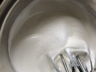 芝麻玉米粉蒸蛋糕,明显纹路加入剩下的糖