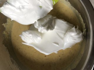 芝麻玉米粉蒸蛋糕,取三分之一的蛋白霜加入蛋黄糊中，翻拌均匀