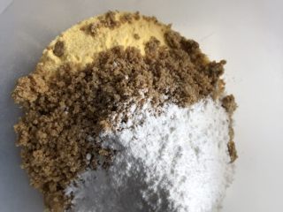 芝麻玉米粉蒸蛋糕,加入糯米粉，搅拌均匀备用