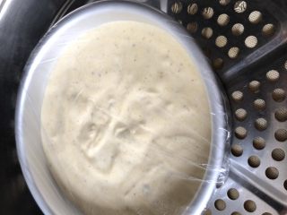 芝麻玉米粉蒸蛋糕,盖保鲜膜，放入提前烧开的蒸锅中，中小火，蒸35分钟，蒸好的蛋糕不要拿出来