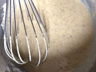 芝麻玉米粉蒸蛋糕,如图，用蛋抽成Ｚ字搅拌均匀