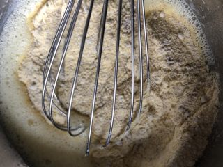 芝麻玉米粉蒸蛋糕,加入事先准备好混合均匀的粉类，搅拌成均匀的蛋黄糊备用
