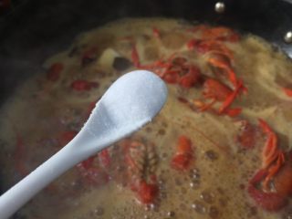 香辣小龙虾,加入一勺盐，自行调节