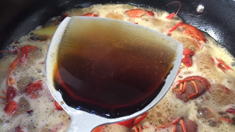 香辣小龙虾,加入一勺蒸鱼豉油