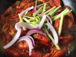 香辣小龙虾,加入洋葱和芹菜翻炒片刻即可关火，保留一些汤汁龙虾浸在里面口感好