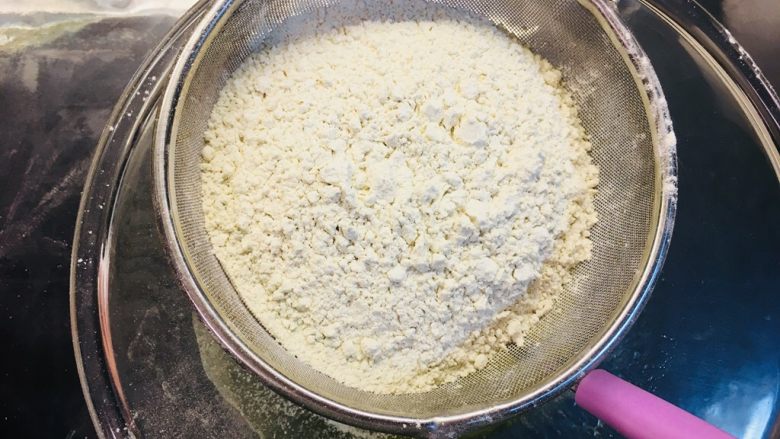 苦荞核桃酥,将混合好的苦荞蛋糕粉筛入之前混合的蛋液中。