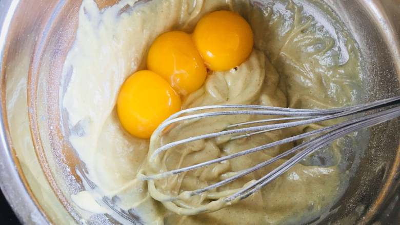 苦荞柠檬糖中空蛋糕,加入蛋黄，Z字搅拌均匀。