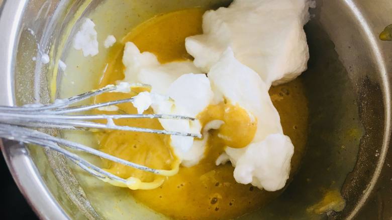 苦荞柠檬糖中空蛋糕,取三分之一蛋白加入蛋黄糊中，翻拌均匀。