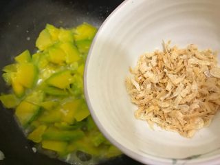 蒜蓉虾皮炒南瓜,3.4分钟之后打开锅盖，加入虾皮