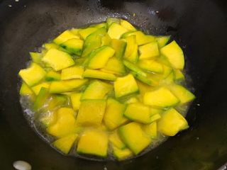 蒜蓉虾皮炒南瓜,水量和图片中差不多，然后盖上锅盖，转小火煮3.4分钟