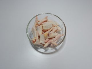 鲍菇焖鸡爪,鸡爪剪掉指甲洗净，切成小块