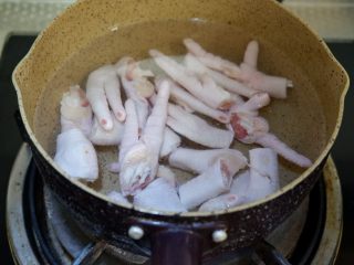 鲍菇焖鸡爪,放入沸水中焯水
