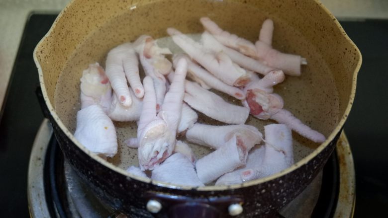 鲍菇焖鸡爪,放入沸水中焯水

