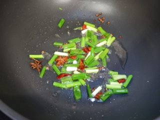 鲍菇焖鸡爪,起锅热油，下入八角、花椒、葱段炒香

