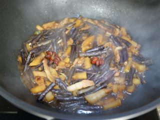 紫豆角烧土豆条,开盖，加入盐调味，翻炒至汤汁浓稠即可
