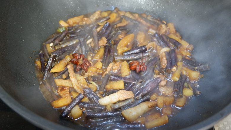 紫豆角烧土豆条,开盖，加入盐调味，翻炒至汤汁浓稠即可