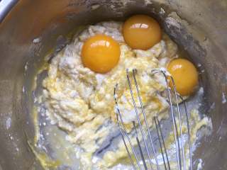 奥利奥蛋糕,先加入一个鸡蛋黄，再加入其他三个鸡蛋黄