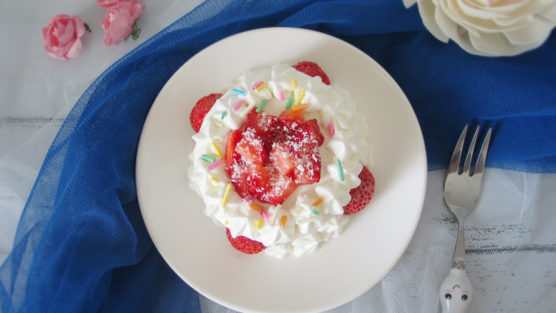 草莓椰蓉蛋糕