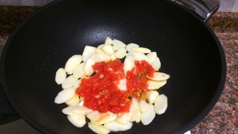 了不起的小番茄+茄汁山药,放入番茄碎翻炒30秒。
