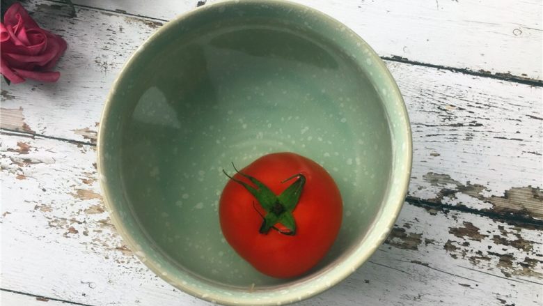 了不起的小番茄+茄汁山药,将<a style='color:red;display:inline-block;' href='/shicai/ 59'>番茄</a>放入开水中浸泡一会儿去除外皮。
