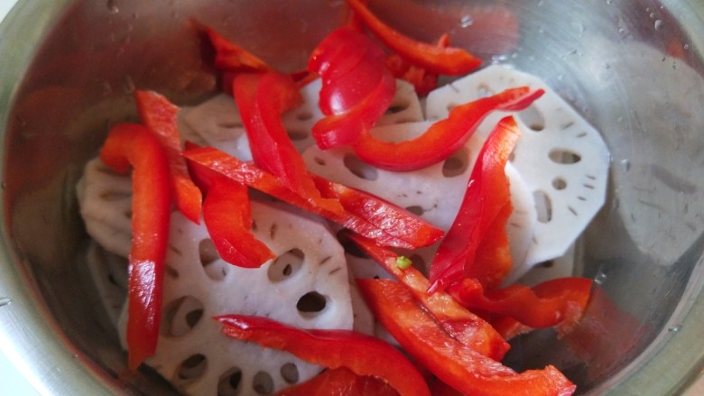 家常调味藕,红椒切成条放入盆中。