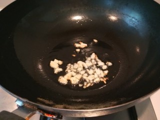 蒜蓉清炒西蓝花,锅中放15克油，放入蒜末炒香。