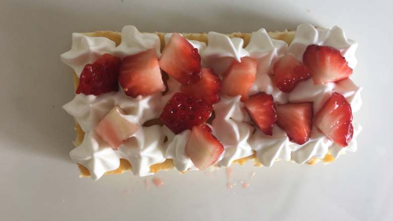 巧克力草莓方砖蛋糕,第一层挤上奶油放上草莓粒