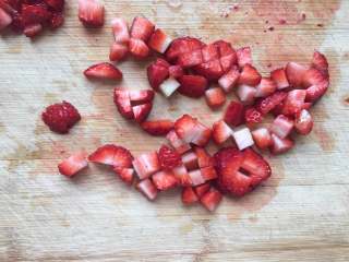 草莓椰蓉蛋糕,草莓切碎