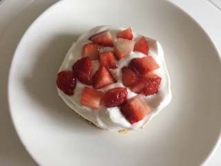 草莓椰蓉蛋糕,放入草莓