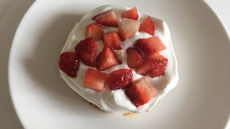 草莓椰蓉蛋糕,放入草莓