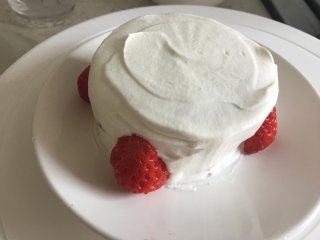 草莓椰蓉蛋糕,再盖上蛋糕胚，抹上奶油，做装饰