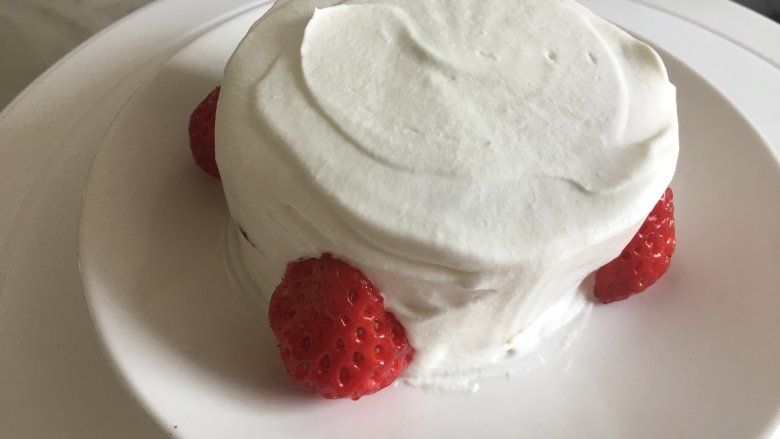 草莓椰蓉蛋糕,再盖上蛋糕胚，抹上奶油，做装饰