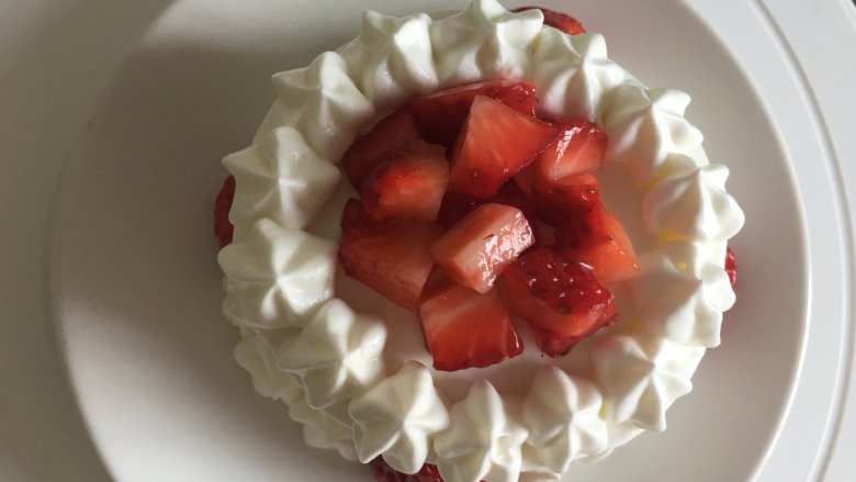 草莓椰蓉蛋糕,中间放上草莓