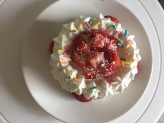 草莓椰蓉蛋糕,撒上椰蓉，装饰
