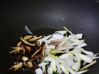 鲜竹卷,热锅倒油，将藠头和冬菇煸炒出香味