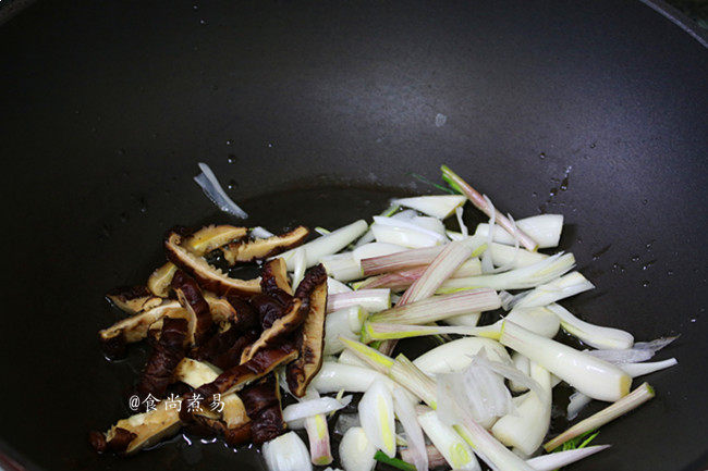 鲜竹卷,热锅倒油，将藠头和冬菇煸炒出香味
