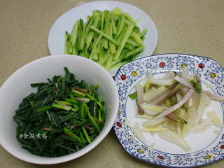 鲜竹卷,黄瓜洗净切丝、藠头叶子和梗分开切段