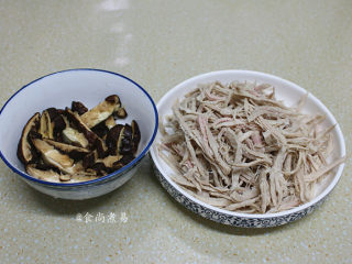 鲜竹卷,干冬菇泡软切丝，猪肉撕成肉丝