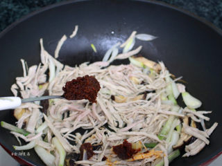 鲜竹卷,调入香菇小酱和蚝油，翻炒均匀