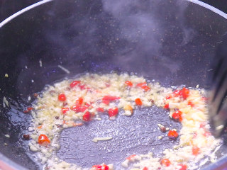 最开胃的下饭菜毛豆炒肉末,油热后放入花椒粒 姜蒜末 和泡椒炒出香味。