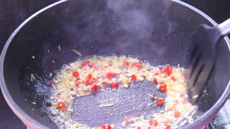 最开胃的下饭菜毛豆炒肉末,油热后放入花椒粒 姜蒜末 和泡椒炒出香味。