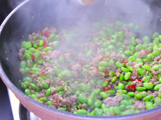 最开胃的下饭菜毛豆炒肉末,加入生抽 蚝油 少量的盐后翻炒均匀至毛豆完全熟透。