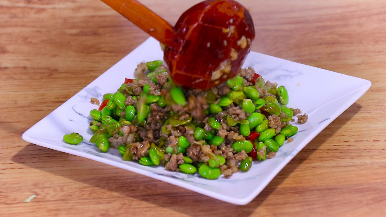最开胃的下饭菜毛豆炒肉末,盛出装盘即可食用。