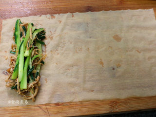 鲜竹卷,将大块的豆腐皮分成六份，取一小份在案板上摊开，放入调好的馅料，两头留一点空隙，这样就可以完整地包起来