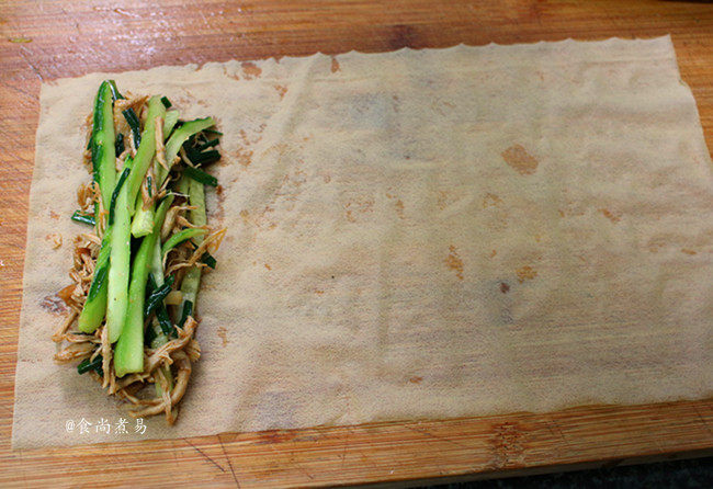 鲜竹卷,将大块的豆腐皮分成六份，取一小份在案板上摊开，放入调好的馅料，两头留一点空隙，这样就可以完整地包起来