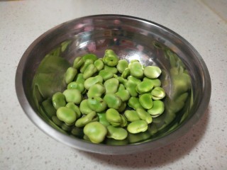 春天中的一抹绿-古早盐水蚕豆,将豌豆荚剥开，去豆荚里面的蚕豆，我买了500g豆荚，剥出来差不多250g蚕豆。用水将蚕豆洗干净，沥干水分。