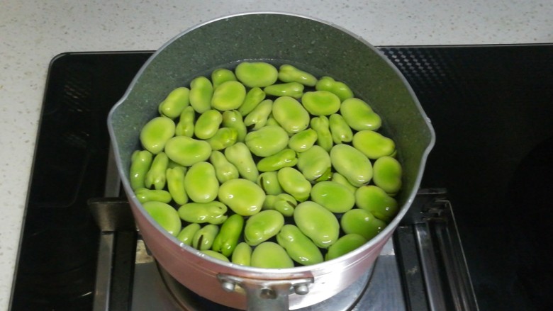 春天中的一抹绿-古早盐水蚕豆,我用了一个小奶锅，煮东西很方便，放入蚕豆和水，打开燃气灶。