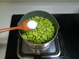 春天中的一抹绿-古早盐水蚕豆,加入20g食盐，搅拌均匀。